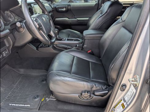 Used 2019 Toyota Tacoma TRD Off-Road AWD/4WD image 14