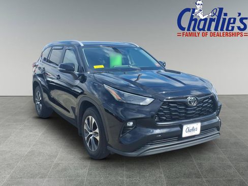 Used 2023 Toyota Highlander XLE AWD/4WD image 3