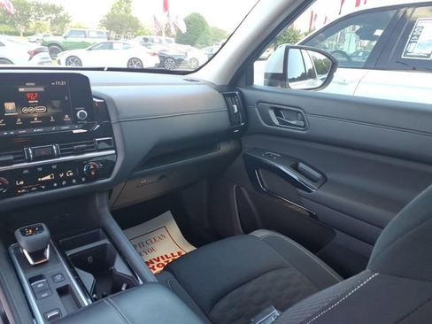 Used 2025 Nissan Pathfinder SV FWD image 10