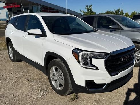 Used 2024 GMC Terrain SLE FWD image 2