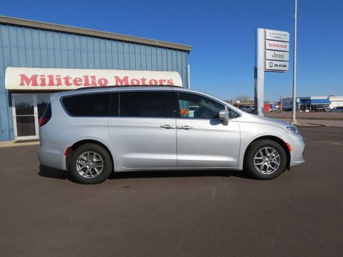 Used 2024 Chrysler Pacifica Limited image 1