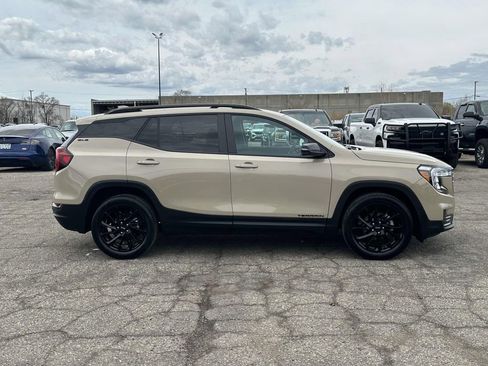 Used 2023 GMC Terrain SLE w/ Driver Convenience Package image 6