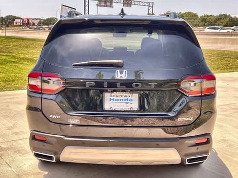 Used 2025 Honda Pilot Touring image 6