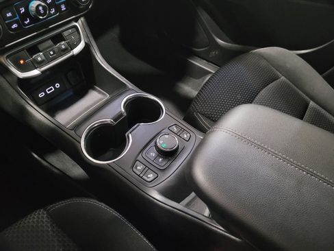 Used 2022 GMC Terrain SLE w/ Driver Convenience Package image 26