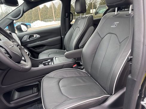 New 2026 Chrysler Pacifica Limited image 7