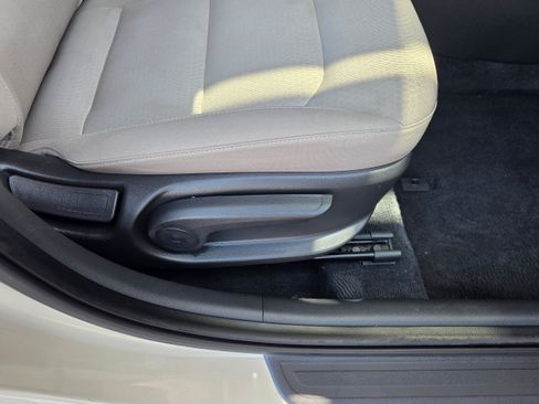 Used 2017 Hyundai Elantra SE FWD image 25