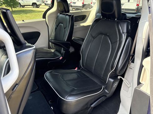 Used 2022 Chrysler Pacifica Limited w/ Uconnect Theater Family Group AWD/4WD image 10