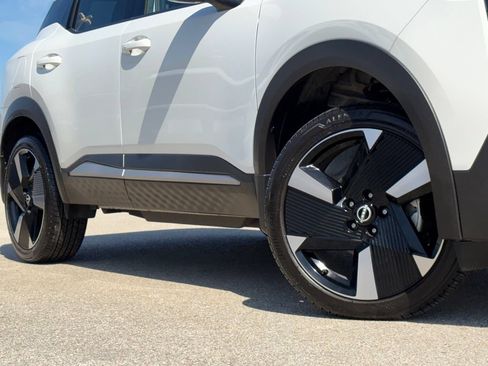 Used 2025 Nissan Kicks SR w/ SR Premium Package AWD/4WD image 2