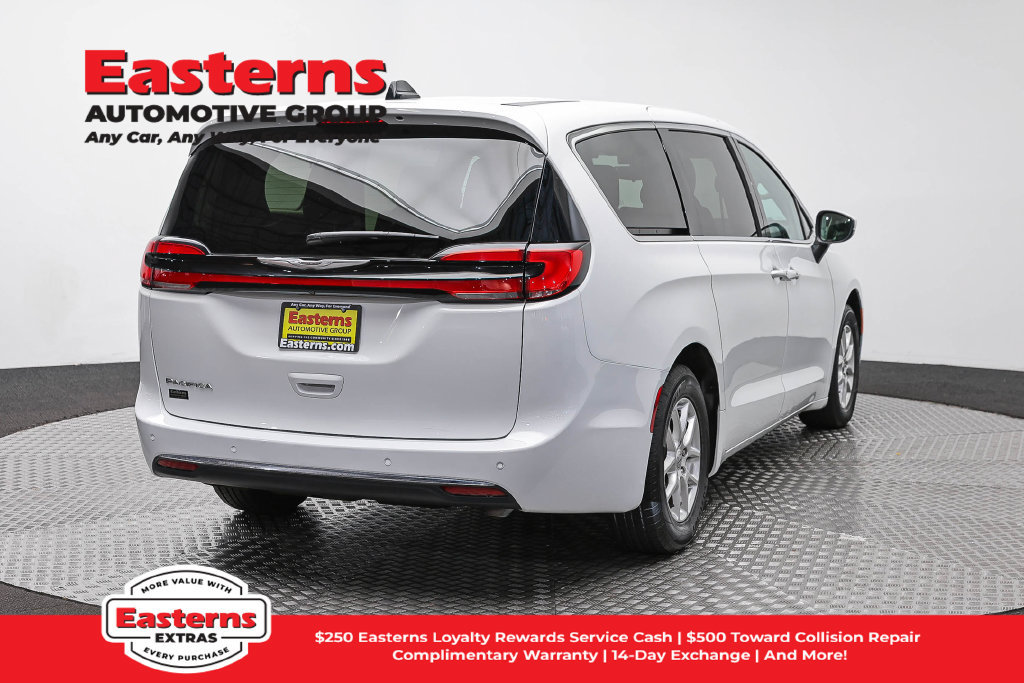 Used 2023 Chrysler Pacifica Touring-L FWD image 6