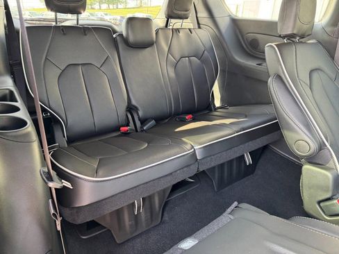 New 2026 Chrysler Pacifica Limited image 8