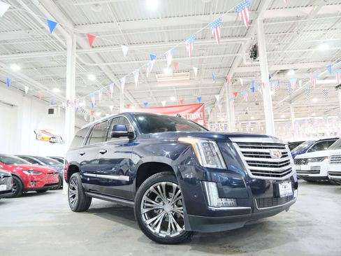 Used 2017 Cadillac Escalade Platinum image 2