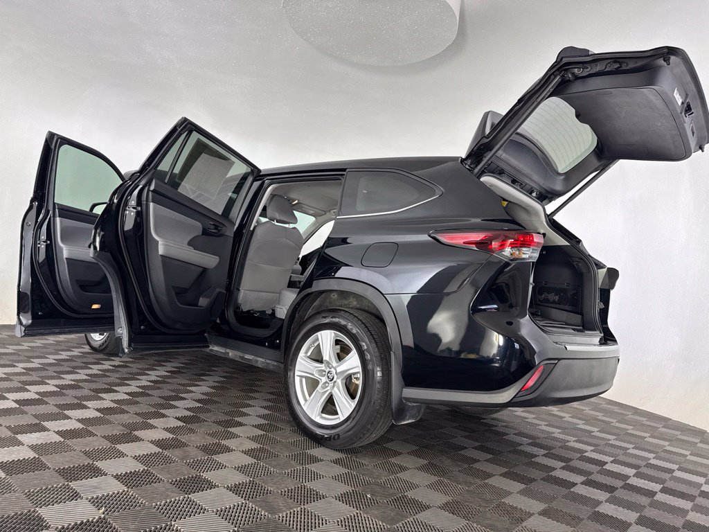 Used 2024 Toyota Highlander LE AWD/4WD image 27