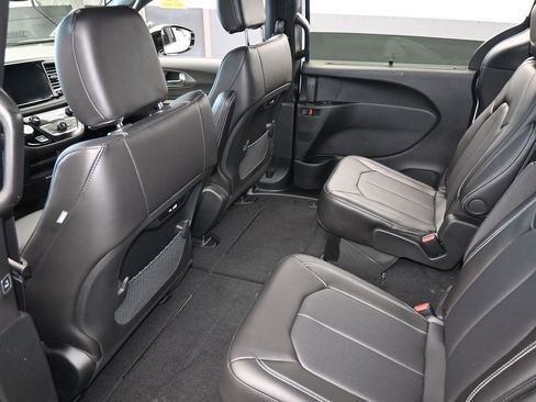 New 2026 Chrysler Pacifica Select image 30