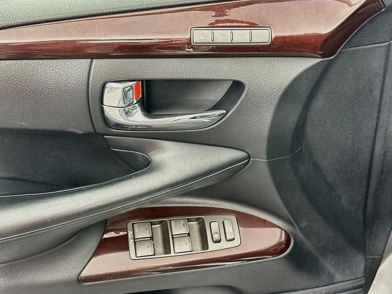 Used 2013 Lexus LX 570 4WD w/ Luxury Pkg image 18