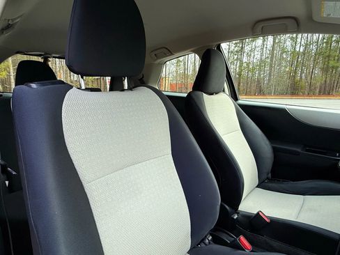 Used 2012 Toyota Yaris L image 12