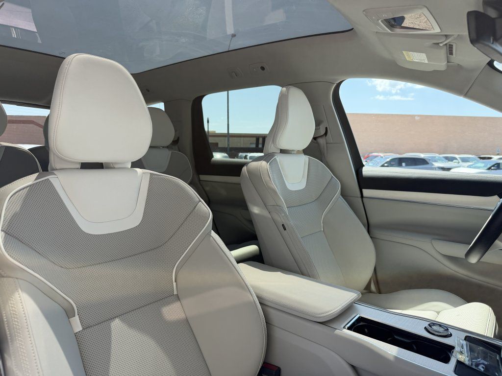 Used 2025 Volvo EX90 Plus AWD/4WD image 40