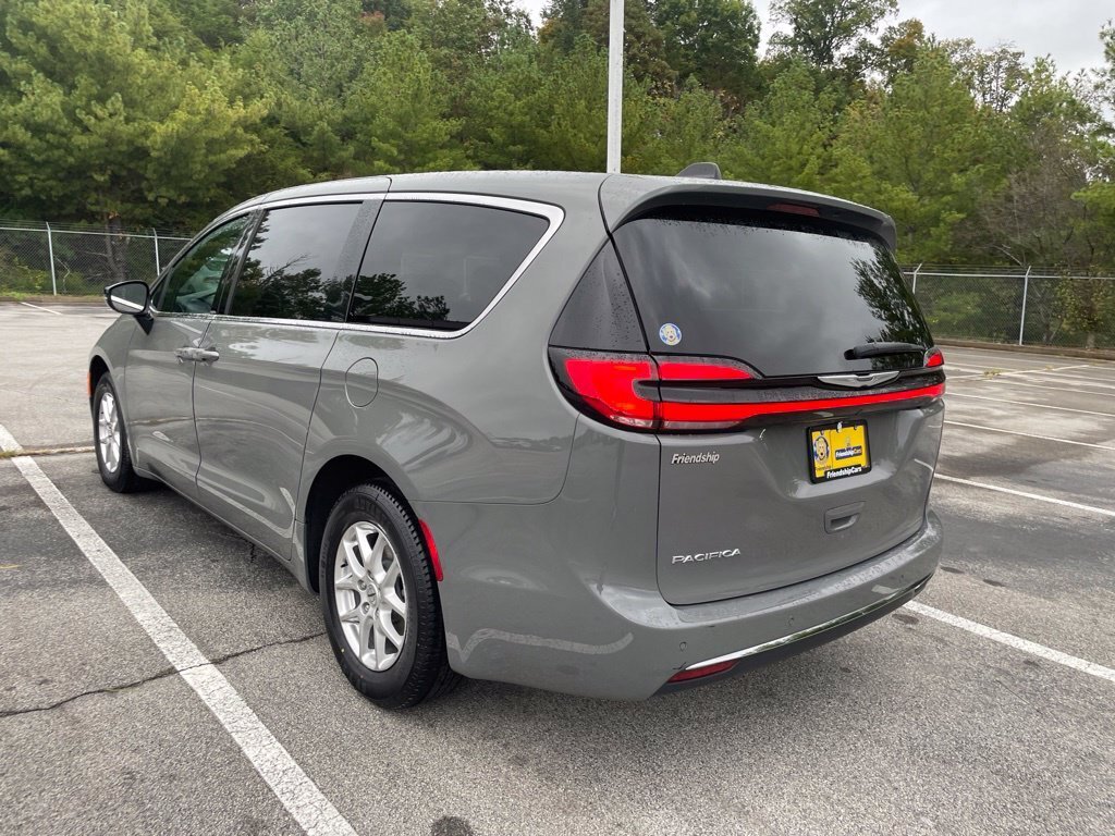 Used 2025 Chrysler Pacifica Select FWD image 3