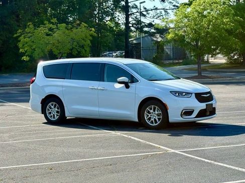 Used 2023 Chrysler Pacifica Touring-L image 10