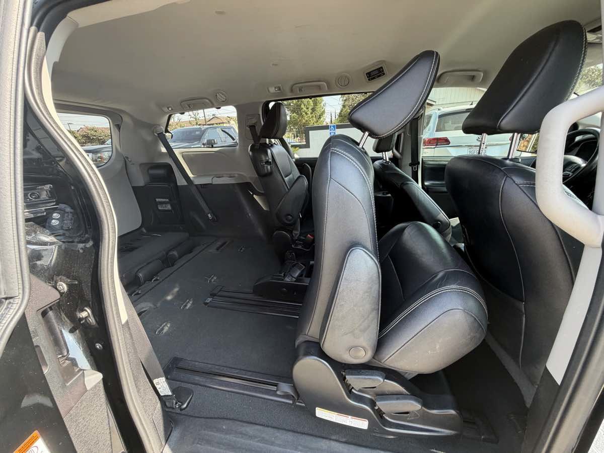 Used 2019 Toyota Sienna SE w/ Carpet Mat Package FWD image 28