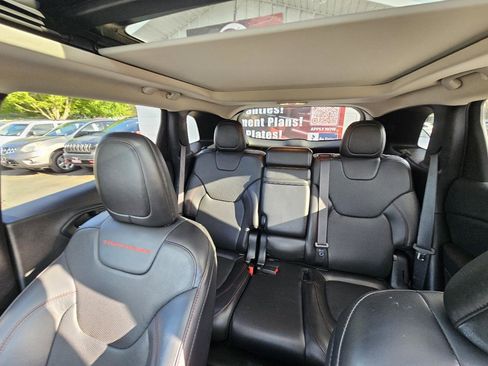Used 2018 Jeep Cherokee Trailhawk AWD/4WD image 21
