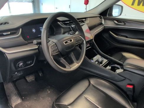 Used 2023 Jeep Grand Cherokee Limited image 10