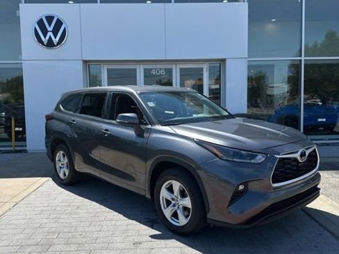 Used 2021 Toyota Highlander LE FWD image 1