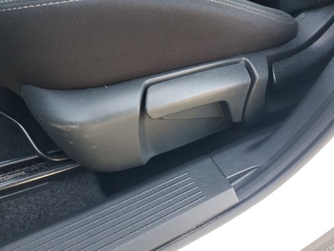 Used 2023 Nissan Rogue S image 11