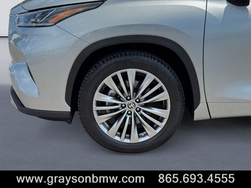 Used 2021 Toyota Highlander Platinum FWD image 9