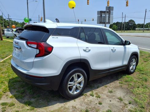 Used 2022 GMC Terrain SLE image 2