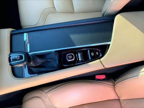 Used 2020 Volvo V90 T6 Cross Country image 14