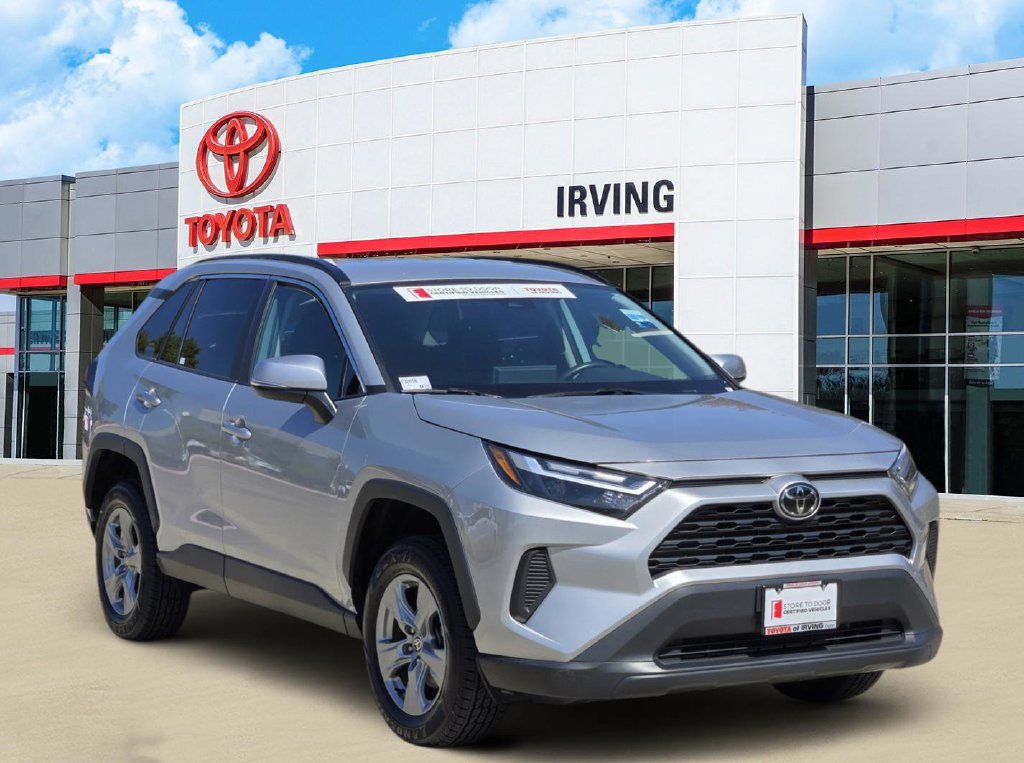 Used 2024 Toyota RAV4 XLE FWD image 2