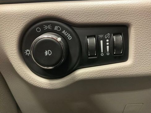 Used 2024 Chrysler Pacifica Touring-L FWD image 21