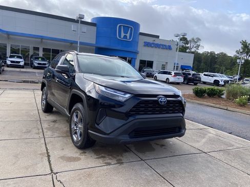 Used 2024 Toyota RAV4 XLE AWD/4WD image 2