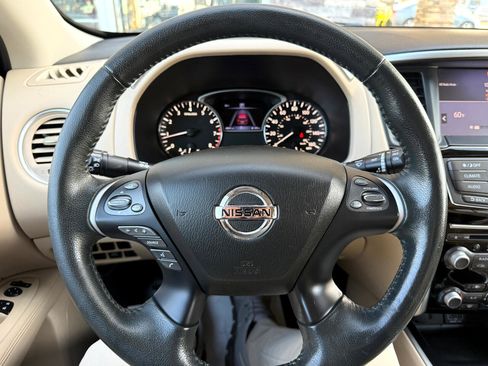 Used 2018 Nissan Pathfinder SV image 22