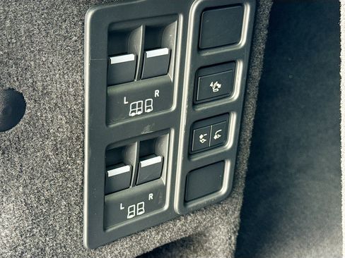 Used 2025 Land Rover Discovery Dynamic SE AWD/4WD image 12