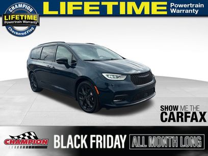 Used 2023 Chrysler Pacifica Limited w/ Uconnect Theater Family Group