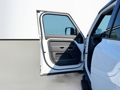 New 2026 Land Rover Defender 130 X-Dynamic SE image 23