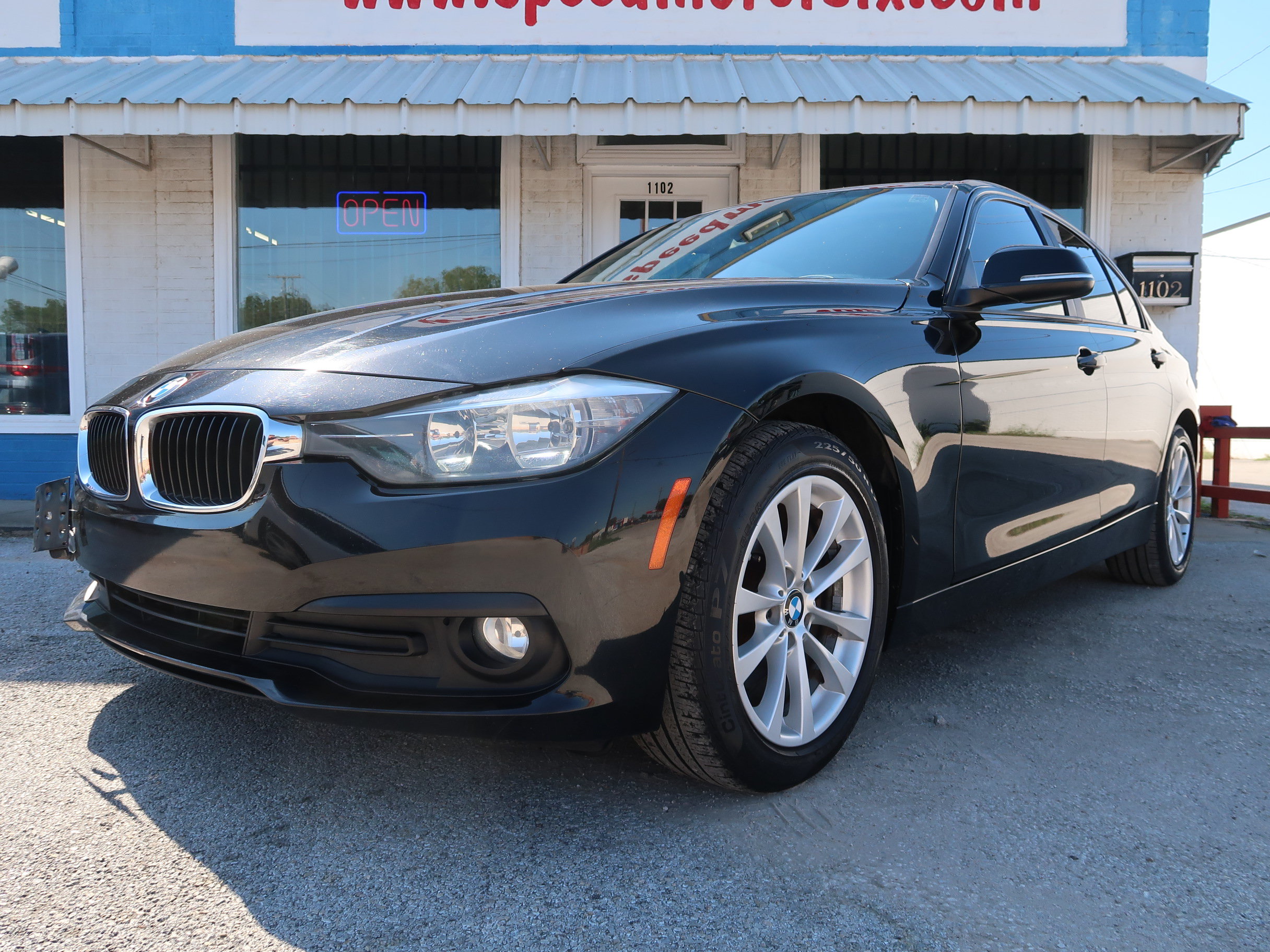 Used 2017 BMW 320i Sedan RWD image 5