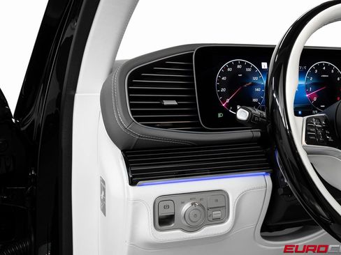 Used 2025 Mercedes-Benz Maybach GLS 600 4MATIC image 28