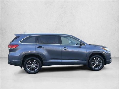 Used 2017 Toyota Highlander XLE image 4
