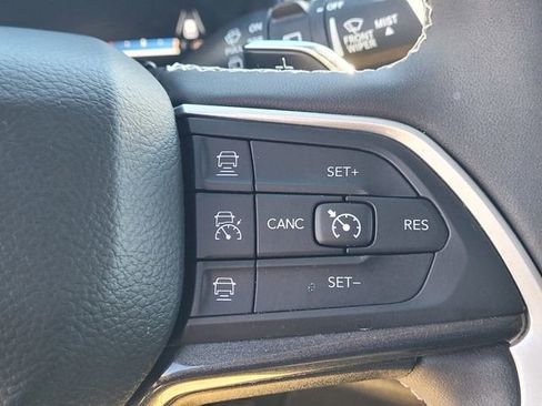 Used 2023 Jeep Grand Cherokee L Laredo RWD image 16