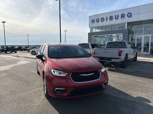 Used 2025 Chrysler Pacifica Select image 2