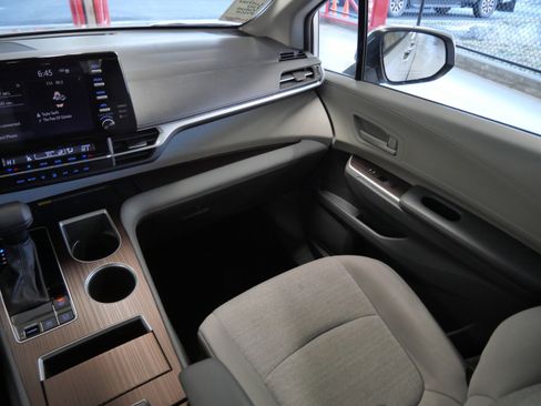 Used 2024 Toyota Sienna LE image 11