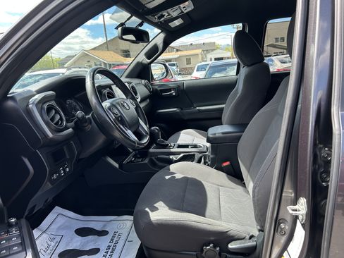 Used 2017 Toyota Tacoma TRD Off-Road w/ Tow Package (A/T) image 12