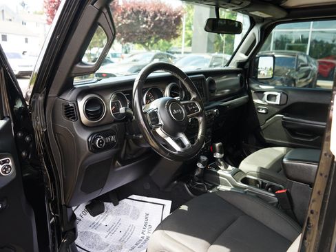 Used 2020 Jeep Gladiator Sport w/ Technology Group AWD/4WD image 11