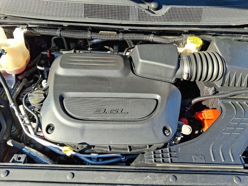 Used 2023 Chrysler Voyager LX image 28