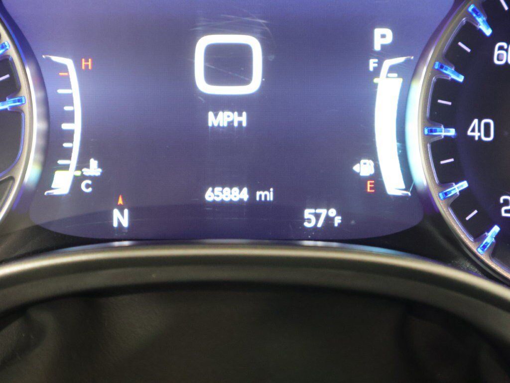 Used 2023 Chrysler Pacifica Touring-L FWD image 33