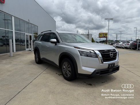 Used 2025 Nissan Pathfinder SV FWD image 3