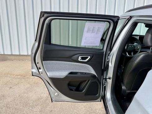 Used 2025 Jeep Compass Latitude image 15