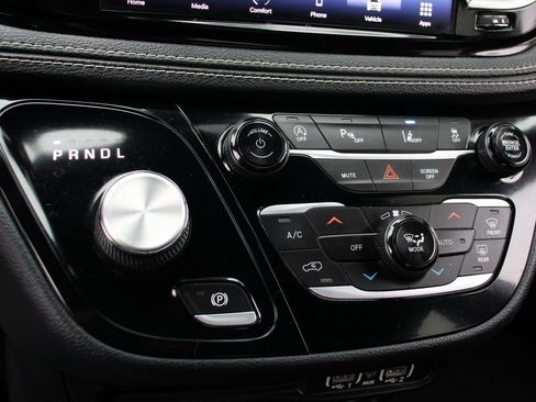 Used 2021 Chrysler Pacifica Touring w/ S Appearance Package image 33